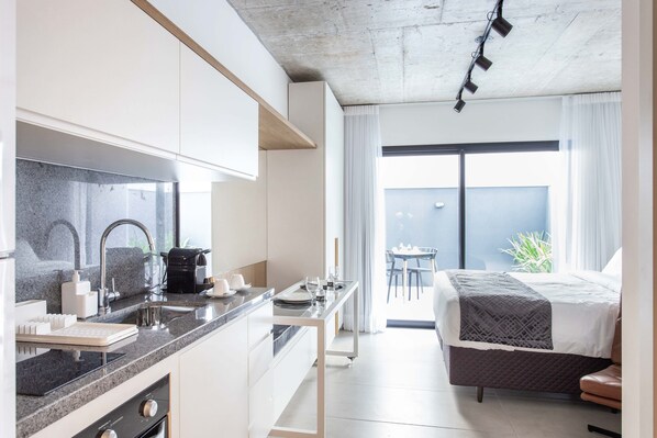 城市开间 | 办公桌、笔记本电脑工作区、免费 WiFi、床单