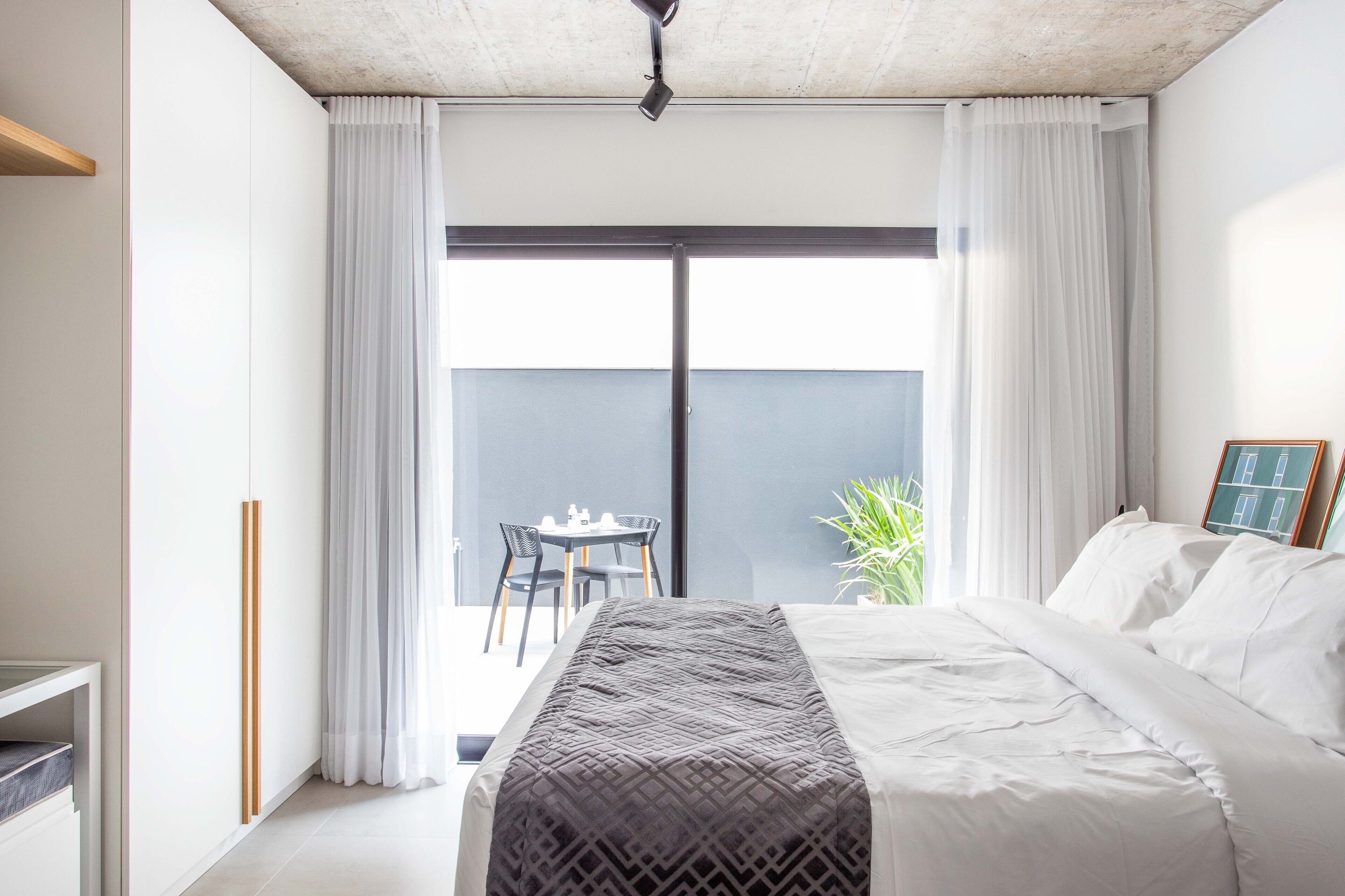 城市开间 | 办公桌、笔记本电脑工作区、免费 WiFi、床单