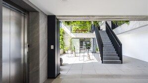 Ein modernes Interieur mit einer Treppe, die zu einem Außenbereich führt.