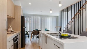 ثلاجة، ميكروويف، فرن، موقد طهي مسطح