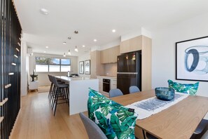 Dining - Seaside Apartment 5 Beachfront Location Apollo Bay (APOLLO BAY)