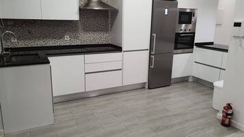 Apartamento Premier | Cocina privada | Microondas, horno, placa de cocina y lavavajillas