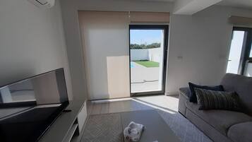 Premier Apartment | Living area | 1000-cm flat-screen TV with cable channels, TV, Netflix