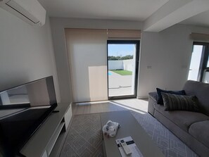 Apartamento Premier | Zona de estar | Una televisión de pantalla plana, Netflix, servicios de streaming