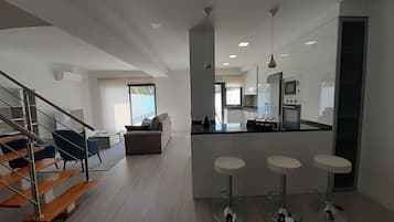 Premier appartement | Woonruimte | Een 1000-cm flatscreentelevisie met kabelzenders, televisie en Netflix