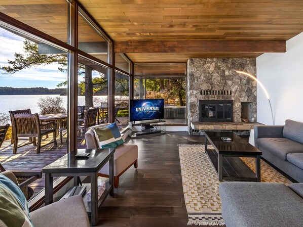 Smart TV, books - Waterfront Home! Newly Remodeled! (weow) (Friday harbor)