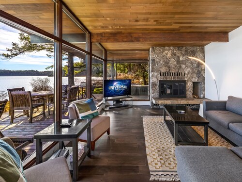 Waterfront Home! Newly Remodeled! (weow)