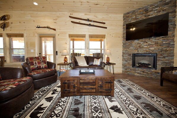 Téléviseur, foyer, jeux vidéo, livres