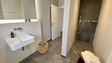 Badewanne, Haartrockner, Handtücher, Seife