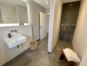 Badewanne, Haartrockner, Handtücher, Seife