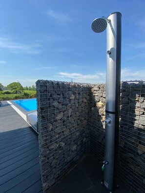 Una piscina al aire libre, una piscina climatizada