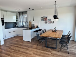 Fridge, oven, stovetop, dishwasher