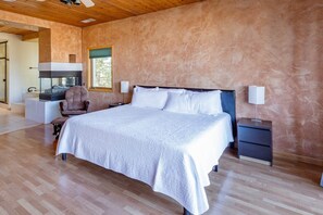 4 bedrooms, desk, iron/ironing board, free WiFi