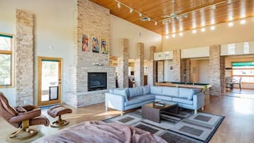 Smart TV, chimenea, tenis de mesa y estéreo