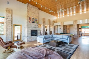 TV connectée, cheminée, table de tennis de table, chaîne hi-fi