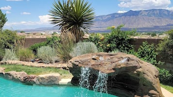 Una piscina al aire libre, una piscina climatizada