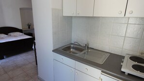 Køleskab, kogeplade, køkkentøj/tallerkener/redskaber