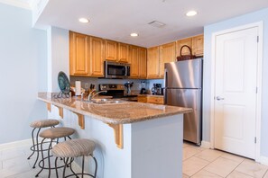 Een koelkast, een microgolfoven, een oven, een kookplaat