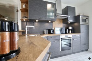 Sonnenweg 15 | Private kitchen | Full-size fridge, microwave, oven, stovetop