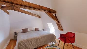 6 slaapkamers, een strijkplank/strijkijzer, reisbedje, gratis wifi