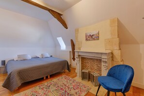 6 quartos, ferros/tábuas de passar roupa, berço de viagem