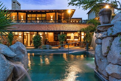 Fully Accessible Luxury Villa - Steps to the Beach