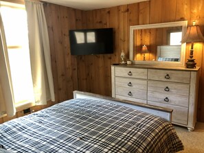 3 bedrooms, desk, iron/ironing board, travel crib