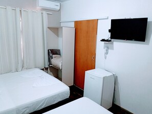 書桌、筆電工作空間、免費無線上網、床單