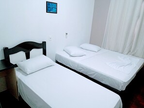 Desk, laptop workspace, free WiFi, bed sheets - Hotel Bless (Cascavel)