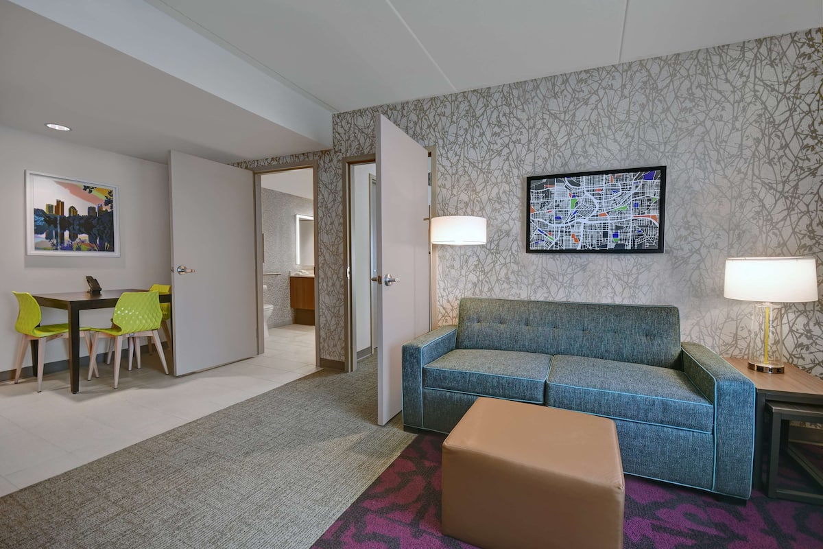 Suite, 1 Queen Bed, Accessible, Bathtub | Living area | Books
