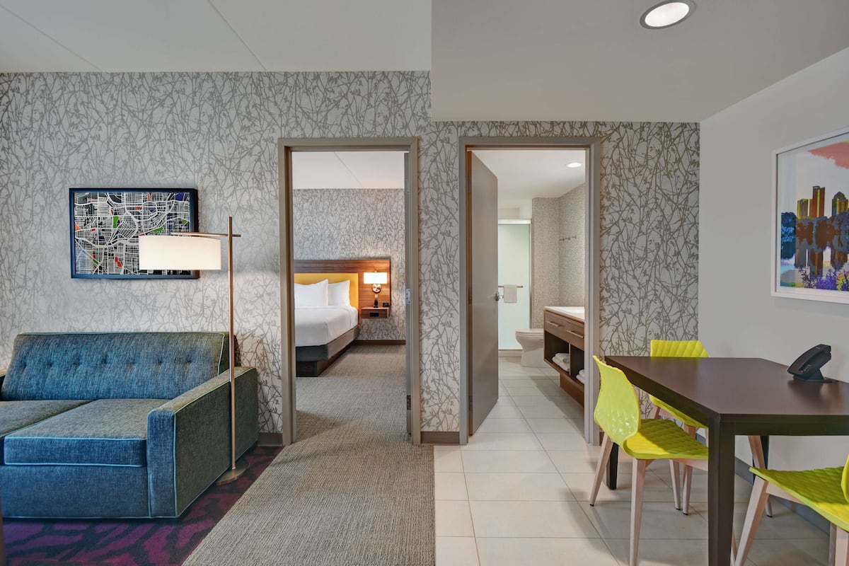 Suite, 1 Bedroom, Non Smoking | Living area | Books