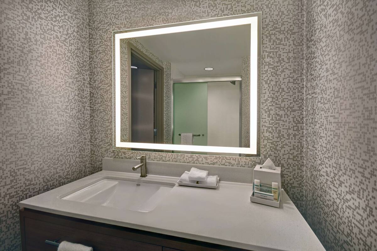 separate bathtub and shower, towels