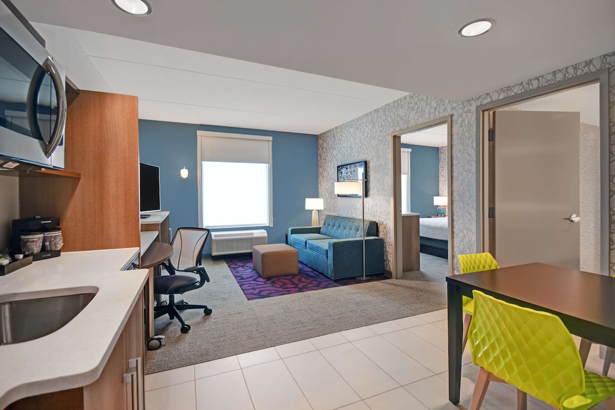 suite, 1 bedroom, non smoking | living area | books