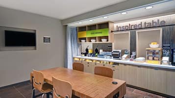 Se ofrece un desayuno continental (12.95 USD por persona)