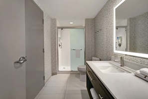 Bathtub dan shower terpisah dan handuk