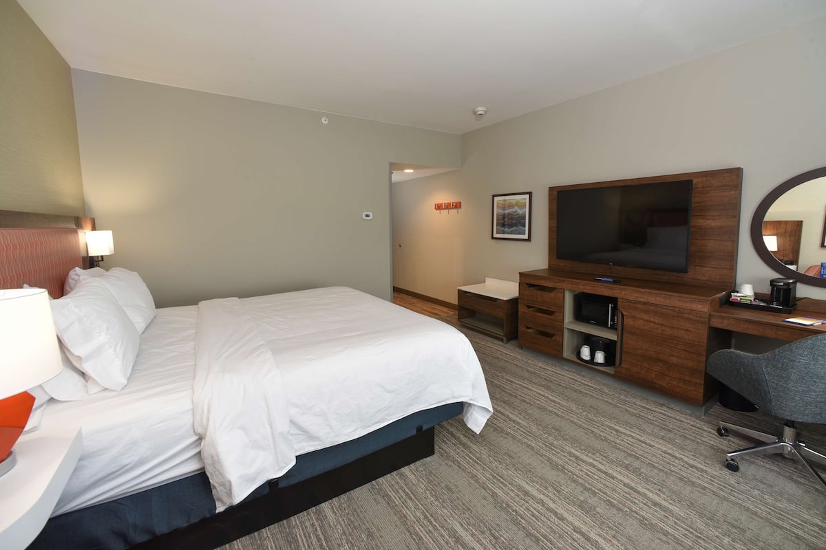 Premium bedding, in-room safe, blackout curtains, iron/ironing board