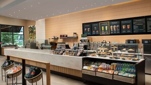 Un café moderne doté d’un comptoir, d’un espace salon et de vitrines.