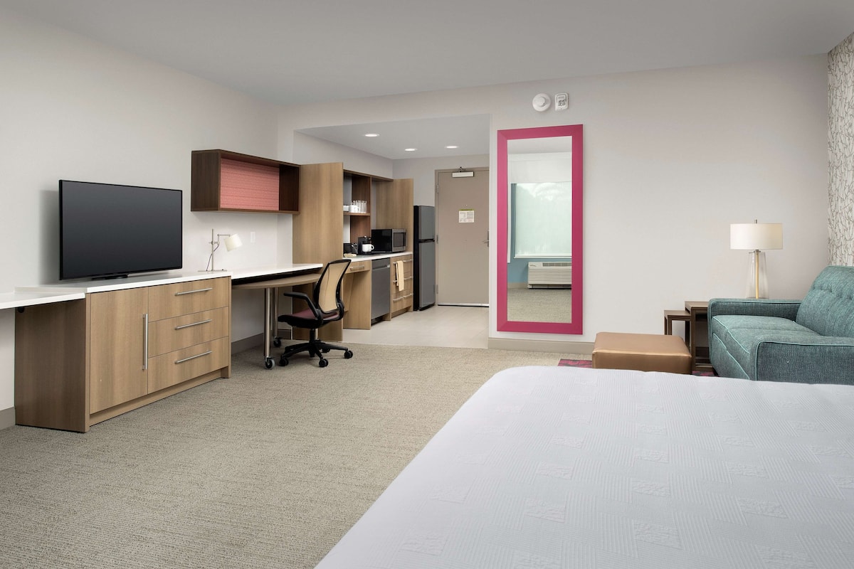 Studio, 1 Queen Bed, Accessible, Non Smoking (Roll-In Shower) | 1 bedroom, in-room safe, WiFi, bed sheets