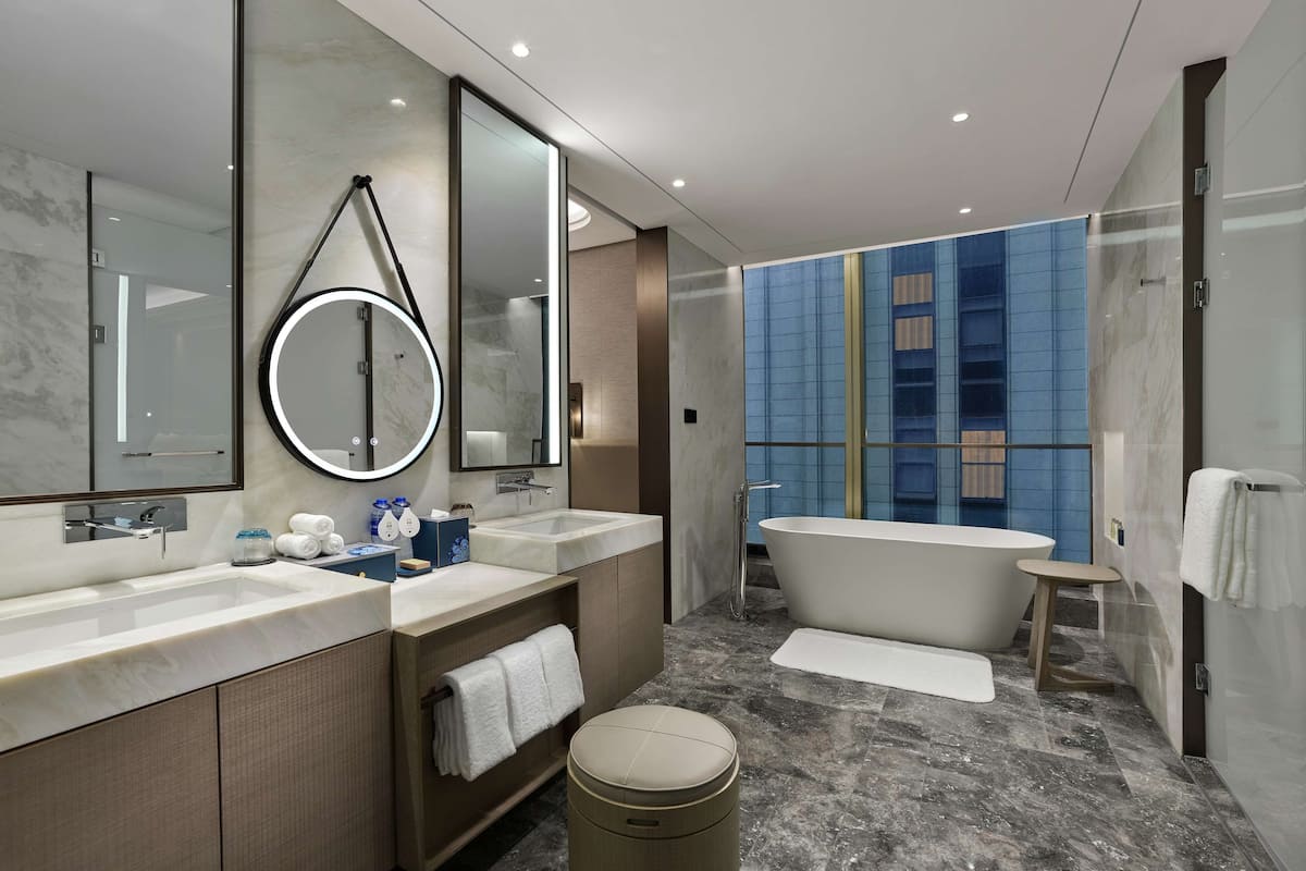Deluxe Suite, 1 King Bed | 1 bedroom, minibar, in-room safe, desk