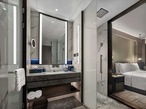 Minibar, caja de seguridad en la habitación y escritorio