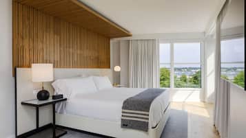 Ropa de cama de alta calidad y caja de seguridad en la habitación