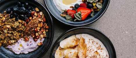 Drei Schüsseln mit Essen, verschiedenen Früchten und Belägen.