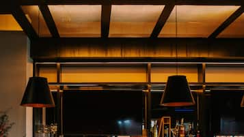 2 restaurants; breakfast, lunch, dinner, and brunch served