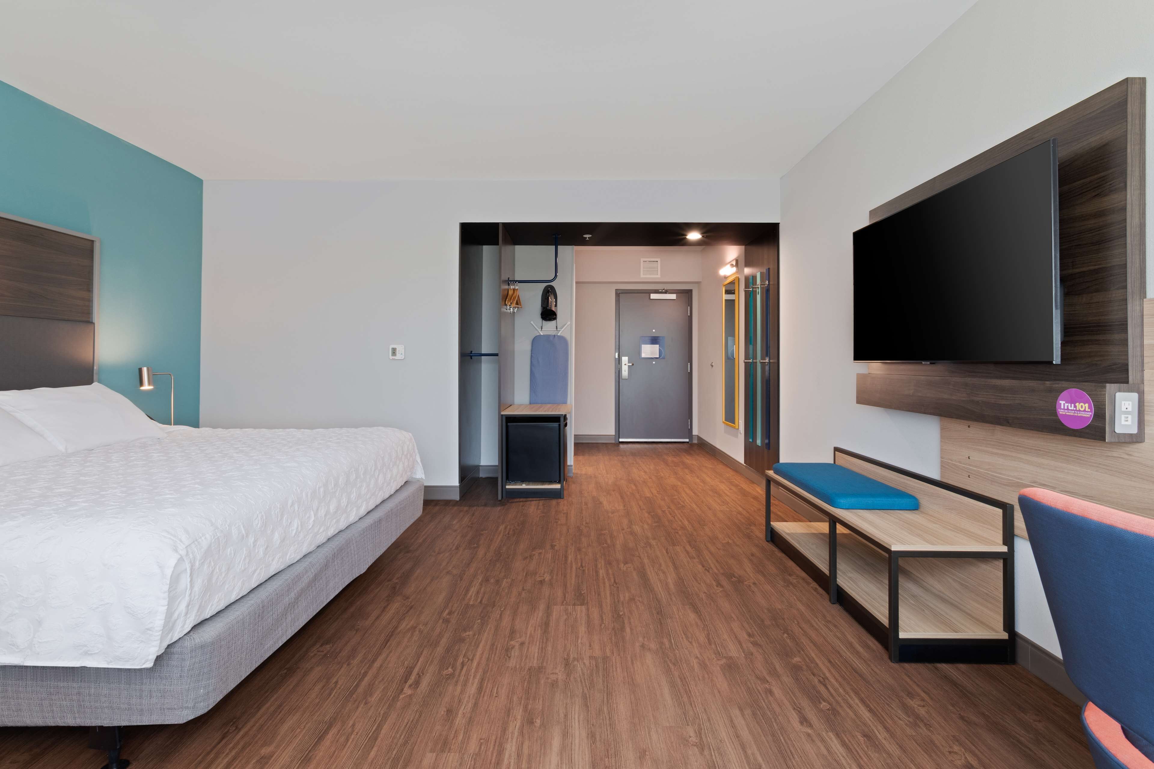 room, 1 king bed, accessible (roll-in shower) | desk, laptop workspace, iron/ironing board, free wifi