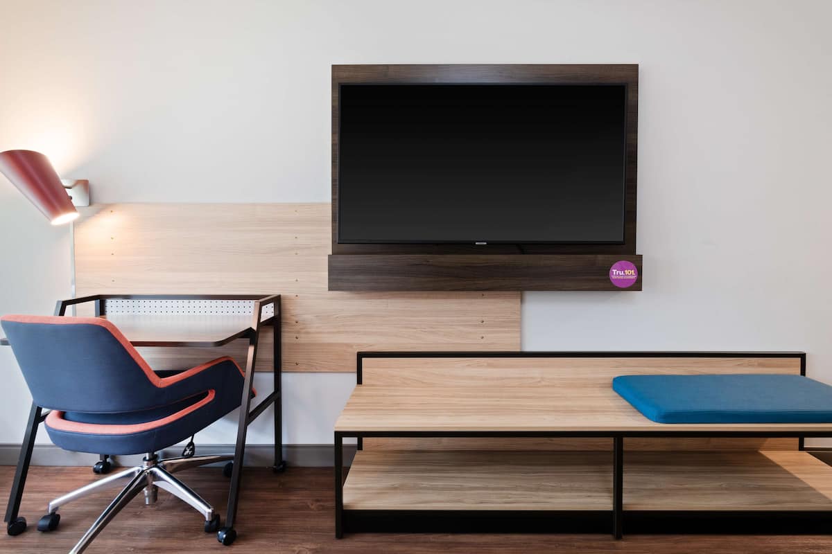 Desk, laptop workspace, iron/ironing board, free WiFi