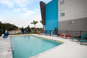 Seasonal outdoor pool - Tru By Hilton Bradenton I-75, FL (Bradenton)