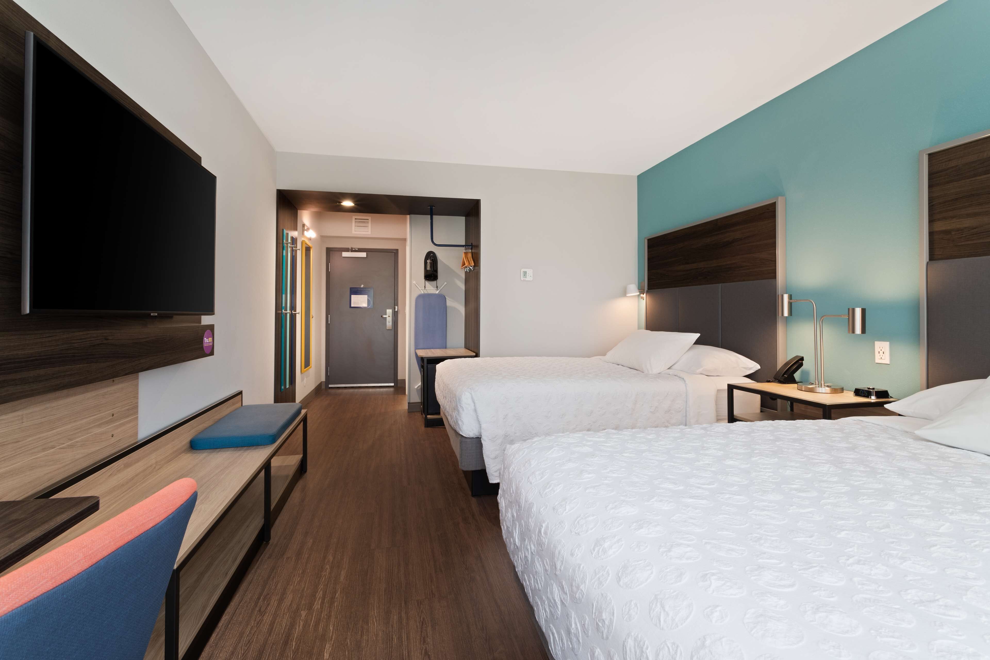 客房, 2 張加大雙人床 | 書桌、筆電工作空間、熨斗/熨衣板、 免費無線上網