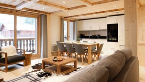 Een modern interieur met een eetgedeelte, keuken en woonruimte.