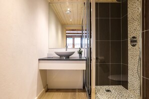 Kylpyamme, hiustenkuivaaja, pyyhkeet