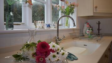 Perhetalo | Yksityinen keittiö | Täysikokoinen jääkaappi, uuni, liesi, vedenkeitin